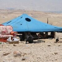 مخيم أقامه مستوطنون متطرفون على بعد حوالي 50 متراً من تجمع المعرجات البدوي الفلسطيني في غور الأردن بالضفة الغربية، 6 يوليو 2025. (Jeremy Sharon/The Times of Israel)
