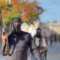مسلح من عشيرة أبو زياد، يظهر في مقطع فيديو طالبت فيه العائلة حركة حماس بتسليم العناصر المسؤولين عن مقتل أحد أقاربها. يونيو 2025. (screen capture: Facebook, 27a clause of the copyright law)