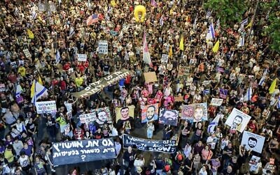 متظاهرون يتجمعون خلال مظاهرة مناهضة للحكومة للمطالبة باتخاذ إجراءات لضمان الإفراج عن الرهائن المحتجزين في قطاع غزة، خارج مقر الجيش الإسرائيلي في تل أبيب، 12 يوليو 2025. (Jack GUEZ / AFP)