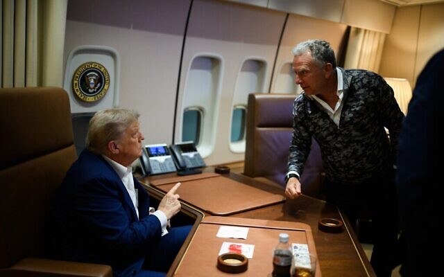 الرئيس الأمريكي دونالد ترامب يتحدث مع المبعوث الأمريكي إلى الشرق الأوسط ستيف ويتكوف على متن طائرة الرئاسة في قاعدة أندروز المشتركة بولاية ماريلاند، 16 أغسطس/آب 2025. (Daniel Torok/White House/ZUMA Press Wire, via Reuters)