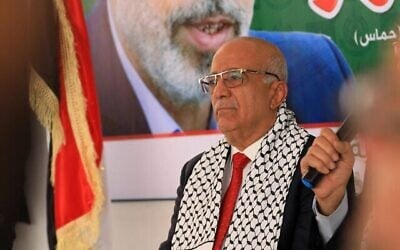 رئيس وزراء الحوثيين اليمني أحمد الرهوي يزور مكاتب حماس في صنعاء، لتقديم تعازيه في مقتل زعيم حماس يحيى السنوار، في 20 أكتوبر/تشرين الأول 2024. (محمد حويس/وكالة الصحافة الفرنسية)