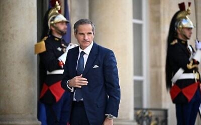 المدير العام للوكالة الدولية للطاقة الذرية رفائيل غروسي يصل إلى اجتماع مع الرئيس الفرنسي في قصر الإليزيه في باريس في 25 يونيو 2025. (جوليان دي روزا / وكالة الصحافة الفرنسية)