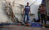 أطفال فلسطينيون وصحفي يفحصون خيمة الجزيرة المدمرة في مستشفى الشفاء في مدينة غزة في 11 أغسطس/آب 2025، بعد غارة ليلية شنها الجيش الإسرائيلي. (بشار طالب / وكالة الصحافة الفرنسية)