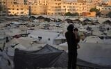 مخيم للنازحين الفلسطينيين يمتد على طول مدينة غزة، 3 أغسطس/آب 2025. (صورة أسوشيتد برس/جهاد الشرفي)