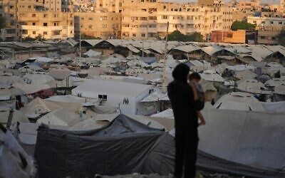 مخيم للنازحين الفلسطينيين يمتد على طول مدينة غزة، 3 أغسطس/آب 2025. (صورة أسوشيتد برس/جهاد الشرفي)
