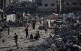 أشخاص يتفقدون الأضرار في عيادة الشيخ رضوان التابعة للأونروا في مدينة غزة، 6 أغسطس/آب 2025. (صورة أسوشيتد برس/جهاد الشرفي)