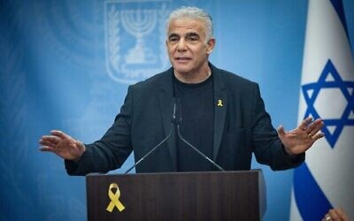 زعيم المعارضة يئير لبيد يتحدث في اجتماع لحزب يش عتيد في الكنيست، في 14 يوليو 2025. (يوناتان سيندل/فلاش 90)