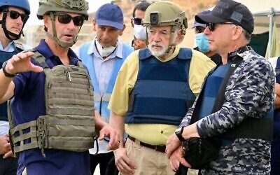 المبعوث الأمريكي الخاص ستيف ويتكوف (يمين) والسفير الأمريكي لدى إسرائيل مايك هاكابي (وسط) يقومان بجولة في موقع توزيع مساعدات مؤسسة غزة الإنسانية في الأول من أغسطس/آب 2025. (ستيف ويتكوف/X)