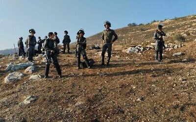صورة توضيحية: مسؤول من الشرطة والإدارة المدنية يفككان منشآت غير قانونية بالقرب من مستوطنة يتسهار في الضفة الغربية، 4 سبتمبر/أيلول 2023. (من باب المجاملة/ ملف)