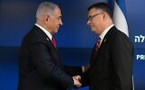 رئيس الوزراء بنيامين نتنياهو (يسار) يصافح زعيم حزب "الأمل الجديد" غدعون ساعر بعد أن أعلن الأخير عودته إلى الحكومة، 29 سبتمبر/أيلول 2024. (حاييم تساخ/مكتب الصحافة الحكومي)