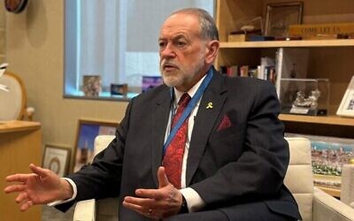 السفير الأمريكي لدى إسرائيل مايك هاكابي يتحدث إلى صحيفة تايمز أوف إسرائيل، 12 أغسطس/آب 2025. (Courtesy)