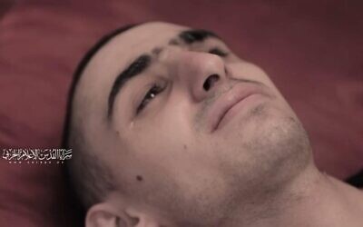 الرهينة روم براسلافسكي، في لقطة من فيديو دعائي نشرته حركة الجهاد الإسلامي الفلسطينية، 31 يوليو 2025. (Hostages and Missing Families Forum)