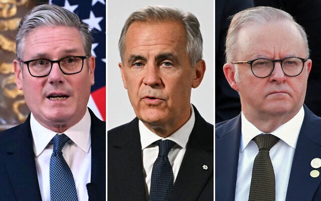 من اليسار إلى اليمين: رئيس الوزراء البريطاني كير ستارمر يلوح بيده في مؤتمر صحفي مشترك مع الرئيس الأمريكي دونالد ترامب (لا يظهر في الصورة) عقب لقائهما في تشيكرز، في أيلزبري، وسط إنجلترا، في 18 سبتمبر/أيلول 2025. Andrew Caballero-Reynolds/AFP)؛ ​​رئيس الوزراء الكندي مارك كارني يتحدث في مؤتمر صحفي في القصر الوطني في مدينة مكسيكو في 18 سبتمبر/أيلول 2025.  (Yuri Cortez/AFP)؛ ​​رئيس الوزراء الأسترالي أنتوني ألبانيز يحضر حفل رفع العلم بمناسبة الذكرى الخمسين لاستقلال بابوا غينيا الجديدة في بورت مورسبي في 16 سبتمبر/أيلول 2025.  (Andrew Kutan/ AFP)