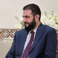 صورة نشرتها وكالة الأنباء السورية الرسمية تظهر الرئيس السوري أحمد الشرع خلال اجتماعه مع وفد أمريكي برئاسة رئيس القيادة المركزية الأمريكية الجديد في العاصمة السورية دمشق في 12 سبتمبر/أيلول 2025. (سانا/أ ف ب)