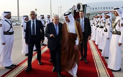 تُظهر هذه الصورة التي وزعها المكتب الصحفي للسلطة الفلسطينية رئيس السلطة الفلسطينية محمود عباس (يسار) لدى استقباله من قبل نائب رئيس الوزراء القطري سعود بن عبد الرحمن آل ثاني لدى وصوله إلى الدوحة في 14 سبتمبر/أيلول 2025، قبيل القمة العربية الإسلامية الطارئة. (ثائر غنايم / مكتب الصحافة الفلسطينية / وكالة الصحافة الفرنسية)
