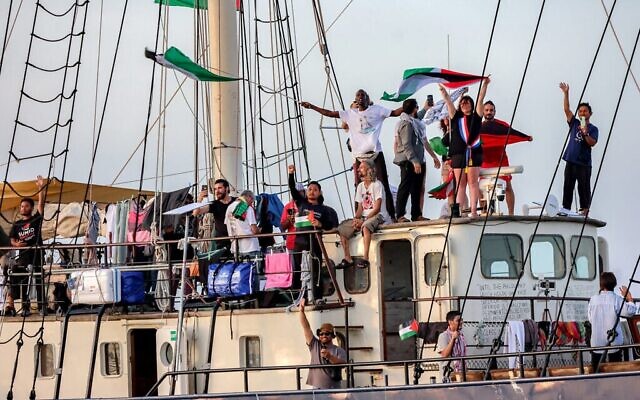 ناشطون يستقلون سفينة تغادر ميناء بنزرت شمال تونس في 14 سبتمبر/أيلول 2025 للانضمام إلى آخر السفن المشاركة في أسطول الصمود العالمي المتجه إلى قطاع غزة. (Mohamed FLISS / AFP)