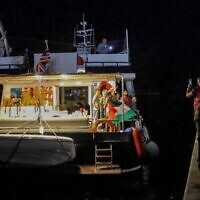 تظهر هذه اللقطة من لقطات AFPTV ناشطين على متن اليخت "ألما" الذي يحمل العلم البريطاني، وهو جزء من الأسطول الدولي المتجه إلى غزة، أثناء مغادرته ميناء بنزرت شمال تونس في وقت مبكر من يوم 15 سبتمبر/أيلول 2025 (Photo by AFPTV / AFP)