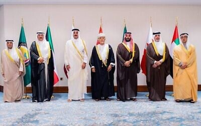 تُظهر هذه الصورة المنشورة التي نشرتها وكالة الأنباء السعودية الرسمية، (من اليسار إلى اليمين) الأمين العام لمجلس التعاون الخليجي جاسم البديوي، ولي عهد الكويت الشيخ صباح خالد الحمد الصباح، أمير قطر تميم بن حمد آل ثاني، نائب رئيس الوزراء لشؤون الدفاع العماني شهاب بن طارق آل سعيد، ولي العهد السعودي الأمير محمد بن سلمان، الممثل الشخصي لملك البحرين عبد الله بن حمد آل خليفة، نائب رئيس دولة الإمارات العربية المتحدة ونائب رئيس مجلس الوزراء الشيخ منصور بن زايد آل نهيان، في صورة جماعية خلال القمة العربية الإسلامية الطارئة لعام 2025 في الدوحة في 15 سبتمبر 2025. (Saudi Press Agency / AFP)