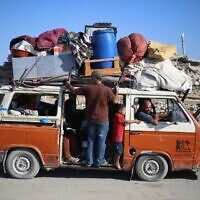 نازحون فلسطينيون بأمتعتهم يتجهون جنوبًا على طريق في منطقة مخيم النصيرات للاجئين في وسط قطاع غزة بعد أوامر الإخلاء الإسرائيلية المتجددة لمدينة غزة في 16 سبتمبر 2025(Eyad BABA / AFP)