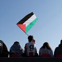 مشجع لنادي بالستينو يلوح بعلم فلسطين خلال مباراة كرة قدم محلية ضد سانتياغو واندررز في ملعب لا سيستيرنا في سانتياغو، تشيلي، الجمعة 12 يوليو 2024. (AP Photo/Matias Basualdo)