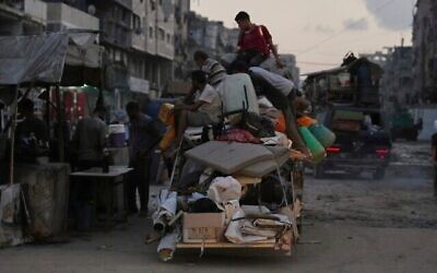 فلسطينيون نازحون فارون من جباليا يتنقلون مع أمتعتهم في أحد شوارع مدينة غزة، 26 أغسطس/آب 2025. (أسوشيتد برس/جهاد الشرفي) فلسطينيون نازحون فارون من جباليا يتنقلون مع أمتعتهم في أحد شوارع مدينة غزة، 26 أغسطس/آب 2025. (أسوشيتد برس/جهاد الشرفي)