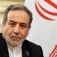 وزير الخارجية الإيراني عباس عراقجي خلال اجتماع مع المدير العام للوكالة الدولية للطاقة الذرية رفائيل غروسي، ووزير الخارجية المصري بدر عبد العاطي، في قصر التحرير في القاهرة، 9 سبتمبر/أيلول 2025. (AP Photo/Khaled Elfiqi)