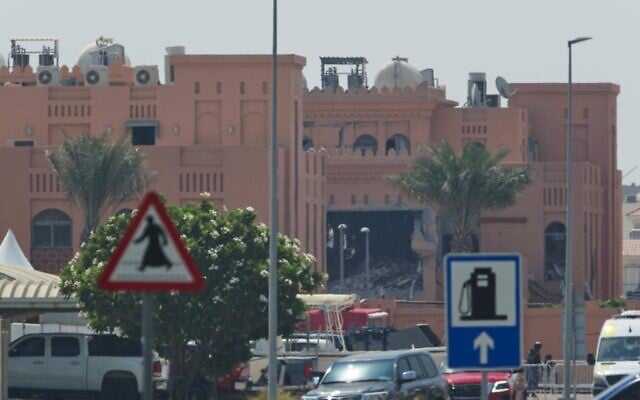 تظهر الصورة الأضرار التي لحقت بمجمع يضم القيادة السياسية لحركة حماس في الدوحة، قطر، بعد غارة إسرائيلية في 10 سبتمبر/أيلول 2025. (AP/Jon Gambrell)