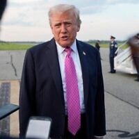 الرئيس الأمريكي دونالد ترامب يتحدث مع الصحفيين قبل صعوده إلى طائرة الرئاسة في مطار موريس تاون، نيو جيرسي، في 14 سبتمبر/أيلول 2025. (أسوشيتد برس/أليكس براندون)