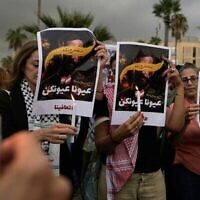 أنصار حزب الله اللبناني يحملون شموعًا ولافتات كُتب عليها بالعربية "عيوننا، عيونكن"، خلال تجمع في بيروت، لبنان، الأربعاء 17 سبتمبر/أيلول 2025، لإحياء الذكرى السنوية الأولى لهجوم أجهزة النداء الذي نفذته إسرائيل، والذي أدى إلى تفجير آلاف أجهزة النداء وأجهزة الاتصال اللاسلكي التي يستخدمها حزب الله. (AP Photo/Hassan Ammar)