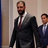 وزير الخارجية ماركو روبيو، على اليمين، والرئيس السوري المؤقت أحمد الشرع يصلان إلى فندق لوت نيويورك بالاس، على هامش الدورة الثمانين للجمعية العامة للأمم المتحدة في مقر الأمم المتحدة في مانهاتن، 22 سبتمبر/أيلول 2025. (Bing Guan/Pool Photo via AP)