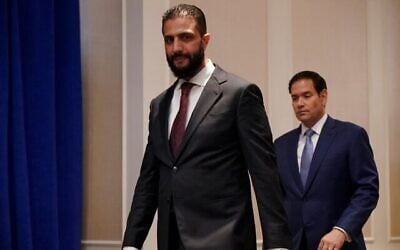 وزير الخارجية ماركو روبيو، على اليمين، والرئيس السوري المؤقت أحمد الشرع يصلان إلى فندق لوت نيويورك بالاس، على هامش الدورة الثمانين للجمعية العامة للأمم المتحدة في مقر الأمم المتحدة في مانهاتن، 22 سبتمبر/أيلول 2025. (Bing Guan/Pool Photo via AP)