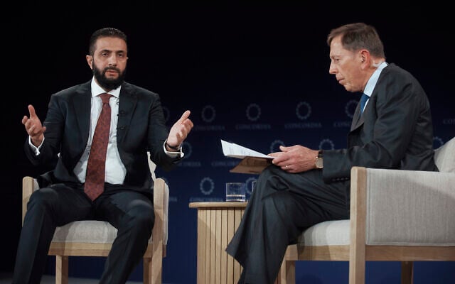 الرئيس السوري أحمد الشرع (يسار) يتحدث مع الجنرال السابق في الجيش الأمريكي ديفيد هاول بترايوس (يمين) خلال قمة كونكورديا السنوية في نيويورك، يوم الاثنين 22 سبتمبر/أيلول 2025. (AP Photo/Andres Kudacki)