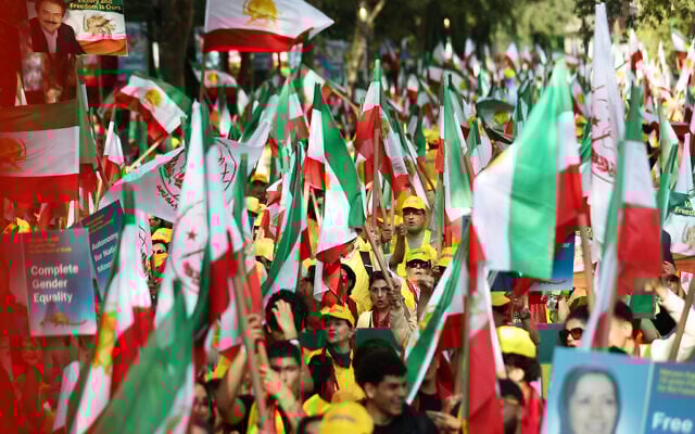 حشود من الناس يتظاهرون ضد الحكومة الإيرانية خلال الدورة الثمانين للجمعية العامة للأمم المتحدة، الثلاثاء 23 سبتمبر/أيلول 2025، في نيويورك. (AP Photo/Heather Khalifa)