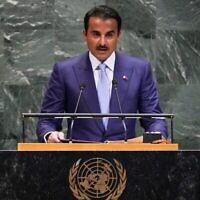 أمير قطر الشيخ تميم بن حمد آل ثاني يلقي كلمة في الدورة الثمانين للجمعية العامة للأمم المتحدة في مقر الأمم المتحدة في نيويورك، 23 سبتمبر/أيلول 2025. (AP Photo/Richard Drew)