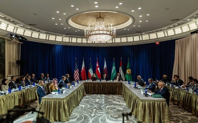 وزير الخارجية الأمريكي ماركو روبيو يحضر اجتماعًا مع وزراء خارجية دول مجلس التعاون الخليجي، ضمن فعاليات الدورة الثمانين للجمعية العامة للأمم المتحدة، في فندق لوت بالاس، الأربعاء 24 سبتمبر/أيلول 2025، في نيويورك. (AP Photo/Stefan Jeremiah, Pool)