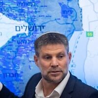 وزير المالية بتسلئيل سموتريتش يشير إلى خريطة الضفة الغربية خلال مؤتمر صحفي في وزارة المالية في القدس، 3 سبتمبر 2025. (يوناتان سيندل/فلاش 90)