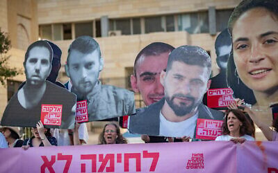 عائلات الإسرائيليين المحتجزين كرهائن في غزة وأنصارهم يحتجون خارج السفارة الأمريكية في القدس، مطالبين بالإفراج عن الرهائن، 9 سبتمبر/أيلول 2025. (يوناتان سيندل/فلاش 90) عائلات الإسرائيليين المحتجزين كرهائن في غزة وأنصارهم يحتجون خارج السفارة الأمريكية في القدس، مطالبين بالإفراج عن الرهائن، 9 سبتمبر/أيلول 2025. (يوناتان سيندل/فلاش 90)