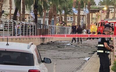قوات الأمن الإسرائيلية في موقع سقوط طائرة بدون طيار من اليمن على إيلات، 24 سبتمبر/أيلول 2025. (Flash90)