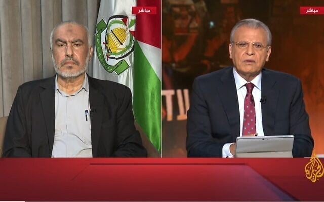 المسؤول الكبير في حماس غازي حمد (يسار) يتحدث في مقابلة مع الجزيرة، في 17 سبتمبر/أيلول 2025.  (Al Jazeera Arabic screenshot)