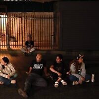 عائلات الرهائن المحتجزين في غزة يتظاهرون خارج مقر إقامة رئيس الوزراء في القدس في 16 سبتمبر/أيلول 2025. (يوناتان سيندل/فلاش90)