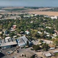 لقطة جوية لكيبوتس غيفيم، تاريخ غير معروف. (Screencapture/Yuval Dax via Youtube)