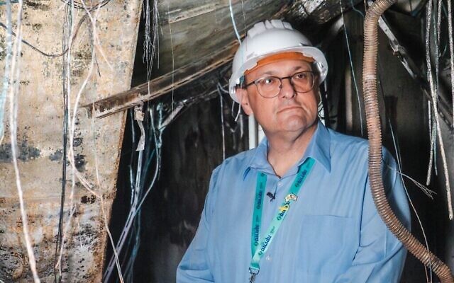 البروفيسور شلومي كوديش، مدير مركز سوروكا الطبي، يفحص الأضرار الناجمة عن هجوم صاروخي باليستي إيراني في 19 يونيو/حزيران 2025. (بإذن من مكتب المتحدث باسم مركز سوروكا الطبي)