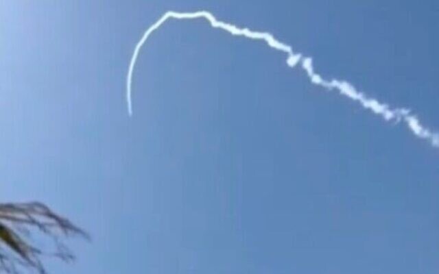 لقطة شاشة من فيديو لصاروخ اعتراضي أُطلق على طائرة مسيرة تابعة للحوثيين فوق إيلات، 8 سبتمبر 2025. (X)