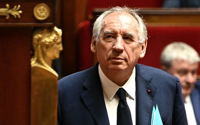 رئيس الوزراء الفرنسي فرانسوا بايرو يصل لإلقاء بيانه السياسي العام خلال الجلسة البرلمانية الاستثنائية التي تسبق التصويت على الثقة في ميزانية التقشف الحكومية، في الجمعية الوطنية في باريس، فرنسا، 8 سبتمبر 2025. (Bertrand GUAY / AFP)
