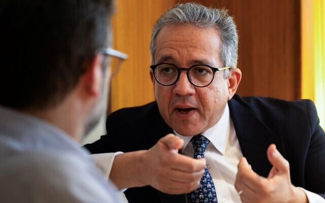 خالد العناني، عالم المصريات ووزير السياحة والآثار الأسبق في مصر والمرشح لمنصب رئيس منظمة الأمم المتحدة للتربية والعلم والثقافة (اليونسكو)، يتحدث خلال مقابلة مع وكالة فرانس برس في فندق في باريس في 10 أبريل 2025. (Xavier GALIANA / AFP)