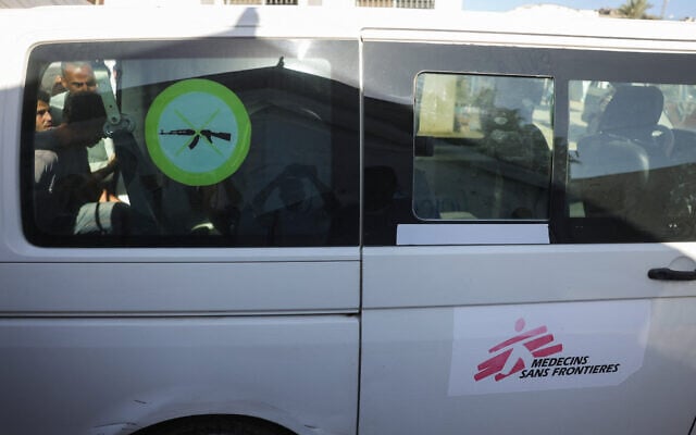 فلسطينيون ينقلون جثمان أحد أعضاء منظمة أطباء بلا حدود الفرنسية الطبية غير الحكومية، الذي قُتل في غارة إسرائيلية على دير البلح، إلى مستشفى شهداء الأقصى في وسط قطاع غزة في 2 أكتوبر/تشرين الأول 2025. (Bashar Taleb/AFP)