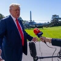 الرئيس الأمريكي دونالد ترامب يتحدث إلى وسائل الإعلام قبل التوجه إلى قاعدة مارين وان في الحديقة الجنوبية للبيت الأبيض في 5 أكتوبر 2025 في واشنطن العاصمة. (TASOS KATOPODIS / GETTY IMAGES NORTH AMERICA / Getty Images via AFP)