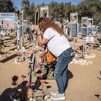 امرأة تتفاعل مع أحد النصب التذكارية لضحايا هجمات 7 أكتوبر 2023 في أرض مهرجان نوفا في ريعيم في جنوب إسرائيل في الذكرى الثانية للهجمات في 7 أكتوبر 2025. (JOHN WESSELS / AFP)