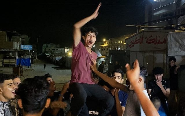 فلسطينيون يحتفلون في خان يونس في 9 أكتوبر/تشرين الأول 2025، بعد أنباء عن اتفاق وقف إطلاق النار في غزة.  (AFP)