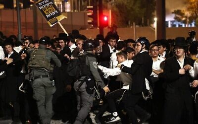 فرقت قوات الأمن الإسرائيلية يهودًا متشددين خلال احتجاج على التجنيد الإجباري في الجيش الإسرائيلي في القدس في 30 أكتوبر 2025. Fadel SENNA) / AFP)